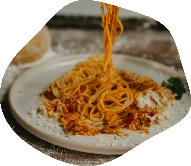 Ein Teller Spaghetti mit Tomatensauce und gerieben